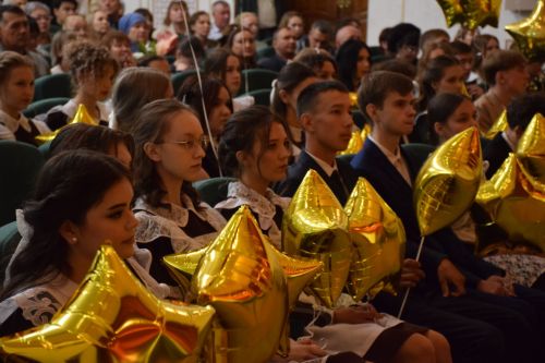 Выпускники Нурлата пополнили «золотой фонд» района: 57 медалистов и 4 стобалльных результата