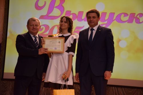 Выпускники Нурлата пополнили «золотой фонд» района: 57 медалистов и 4 стобалльных результата