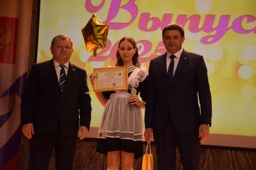 Выпускники Нурлата пополнили «золотой фонд» района: 57 медалистов и 4 стобалльных результата