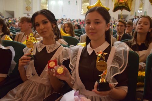 Выпускники Нурлата пополнили «золотой фонд» района: 57 медалистов и 4 стобалльных результата