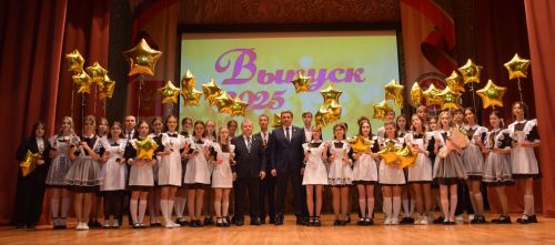 Выпускники Нурлата пополнили «золотой фонд» района: 57 медалистов и 4 стобалльных результата