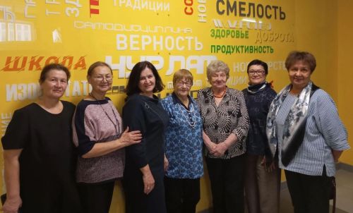Нурлатского педагога с огромным стажем и безупречной репутацией поздравляют ученики нескольких поколений