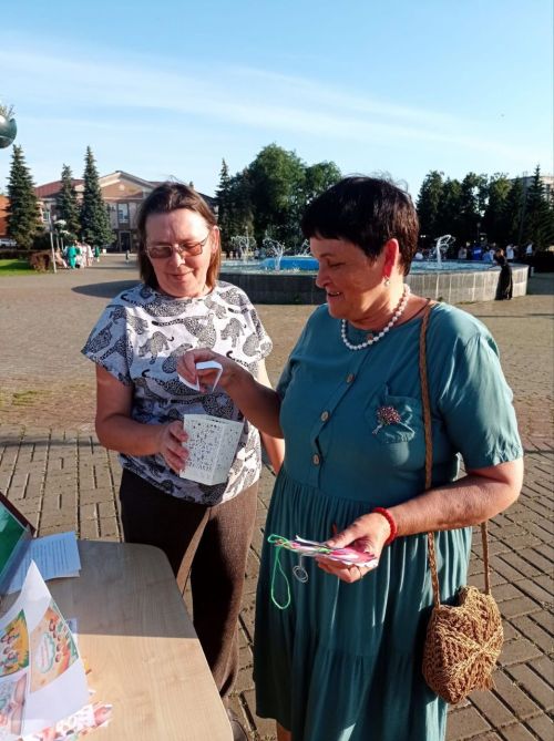 Библиотека Нурлата отметила День семьи, любви и верности праздничной акцией на центральной площади