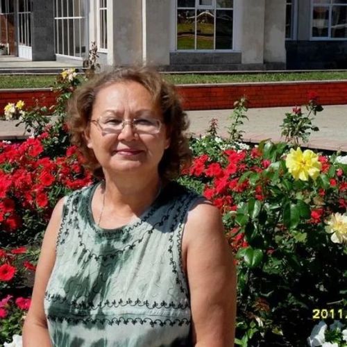 Нурлатского педагога с огромным стажем и безупречной репутацией поздравляют ученики нескольких поколений