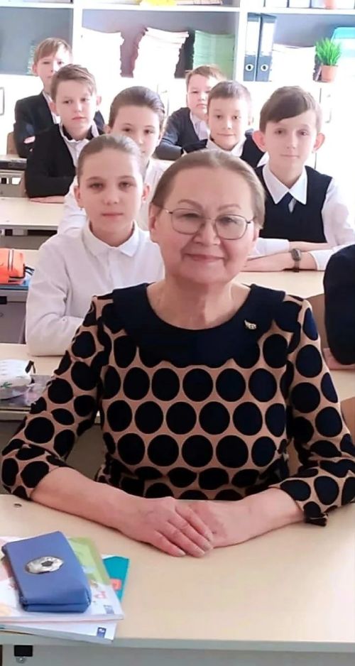Нурлатского педагога с огромным стажем и безупречной репутацией поздравляют ученики нескольких поколений