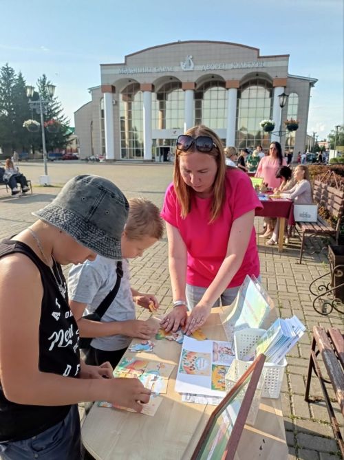 Библиотека Нурлата отметила День семьи, любви и верности праздничной акцией на центральной площади