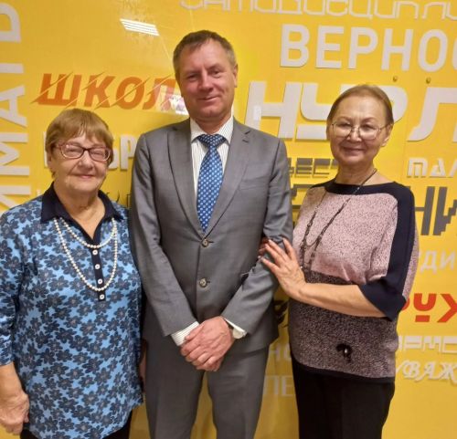 Нурлатского педагога с огромным стажем и безупречной репутацией поздравляют ученики нескольких поколений