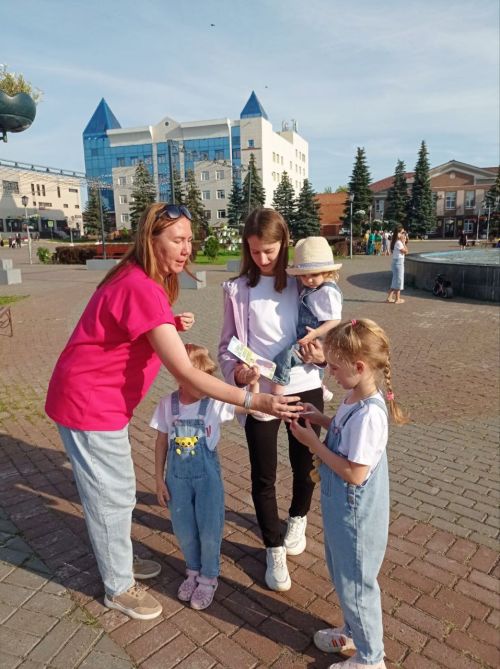 Библиотека Нурлата отметила День семьи, любви и верности праздничной акцией на центральной площади