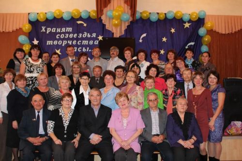 Нурлатского педагога с огромным стажем и безупречной репутацией поздравляют ученики нескольких поколений