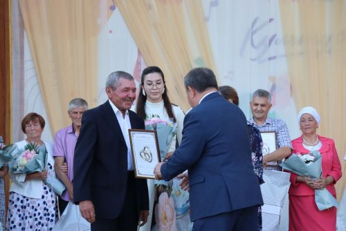В Нурлате чествовали семейные пары, которые в любви и согласии живут не один десяток лет (+фотерепортаж)