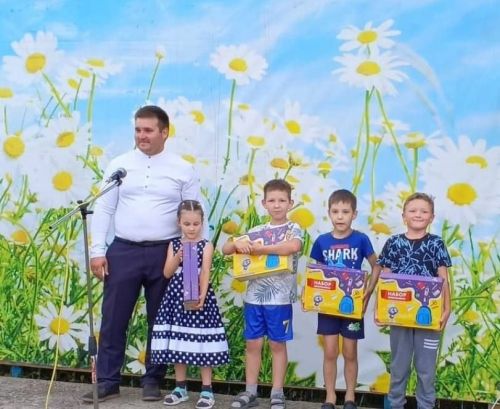 Будущие первоклашки Биляр-Озера получили школьные наборы в День села