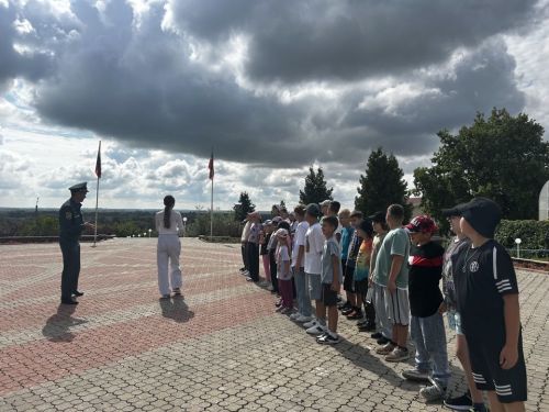 Огненный урок: дети из лагеря «Вишневая Поляна» осваивают правила безопасности