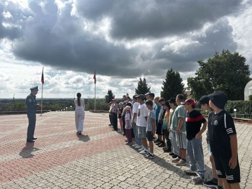 Огненный урок: дети из лагеря «Вишневая Поляна» осваивают правила безопасности