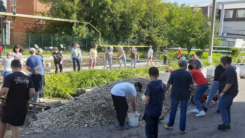 В школе №1 благоустроили Аллею памяти учителей