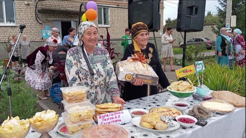 На гастрономической ярмарке «Татарские яства» угощали тутырмой, хворостом и кыстыбыем