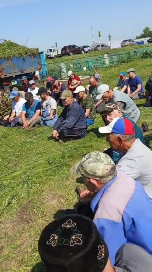 Традиционные летние субботники прошли на кладбищах микрорайонов Курмыш и Верхний Нурлат