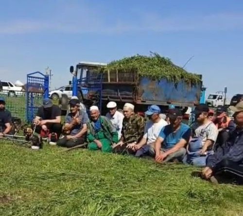 Традиционные летние субботники прошли на кладбищах микрорайонов Курмыш и Верхний Нурлат