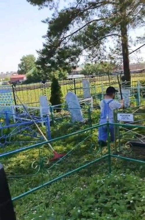 Традиционные летние субботники прошли на кладбищах микрорайонов Курмыш и Верхний Нурлат
