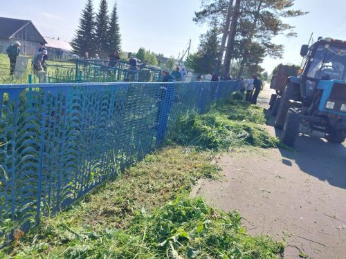 Традиционные летние субботники прошли на кладбищах микрорайонов Курмыш и Верхний Нурлат