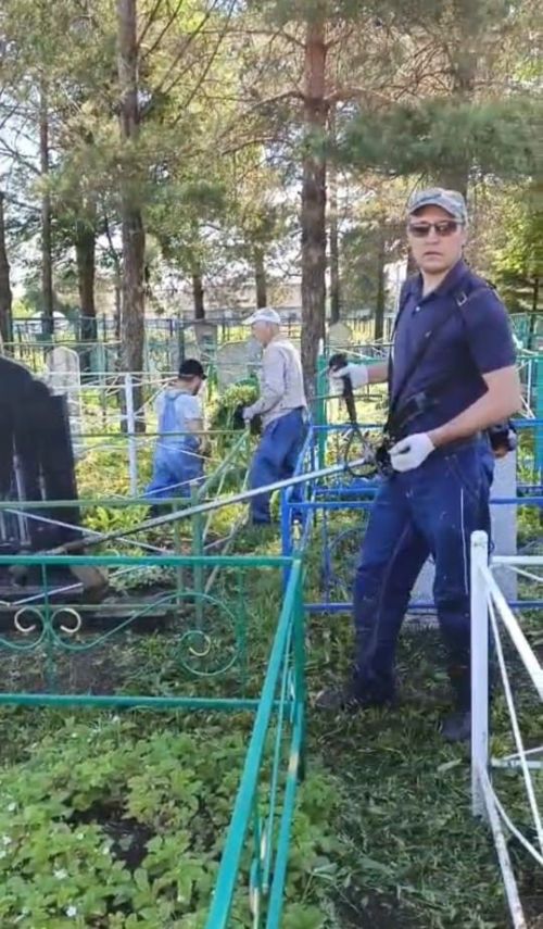 Традиционные летние субботники прошли на кладбищах микрорайонов Курмыш и Верхний Нурлат