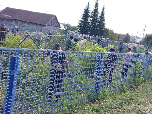 Традиционные летние субботники прошли на кладбищах микрорайонов Курмыш и Верхний Нурлат