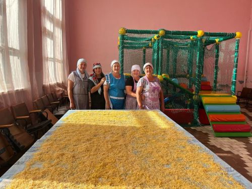 Нурлатские соцработники приготовили лапшу для бойцов СВО