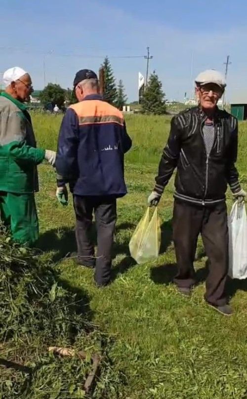 Традиционные летние субботники прошли на кладбищах микрорайонов Курмыш и Верхний Нурлат