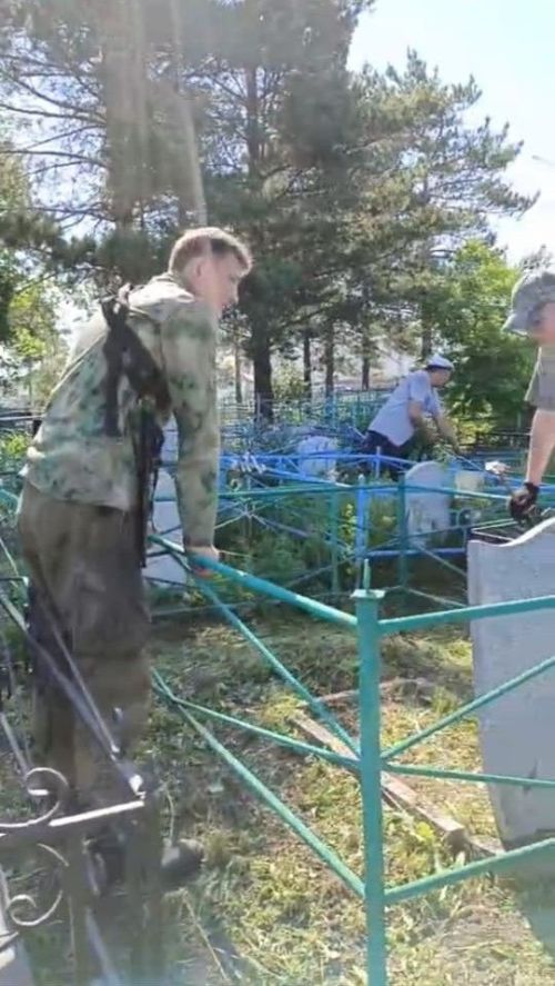Традиционные летние субботники прошли на кладбищах микрорайонов Курмыш и Верхний Нурлат