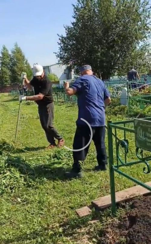 Традиционные летние субботники прошли на кладбищах микрорайонов Курмыш и Верхний Нурлат