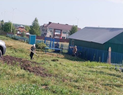 Традиционные летние субботники прошли на кладбищах микрорайонов Курмыш и Верхний Нурлат