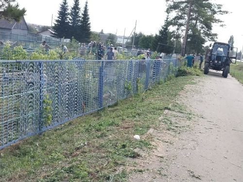 Традиционные летние субботники прошли на кладбищах микрорайонов Курмыш и Верхний Нурлат