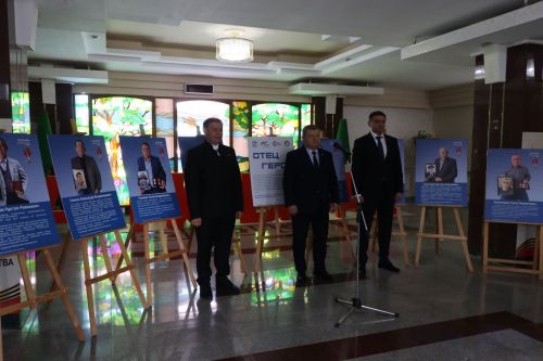 В Нурлате открылась фотовыставка «Отец Героя»