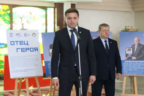 В Нурлате открылась фотовыставка «Отец Героя»