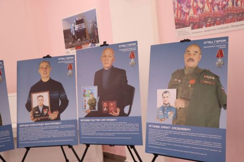 В Нурлате открылась фотовыставка «Отец Героя»