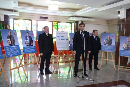 В Нурлате открылась фотовыставка «Отец Героя»