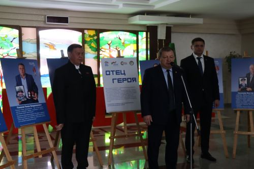 В Нурлате открылась фотовыставка «Отец Героя»