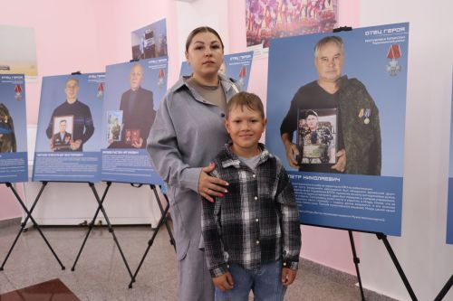 В Нурлате открылась фотовыставка «Отец Героя»