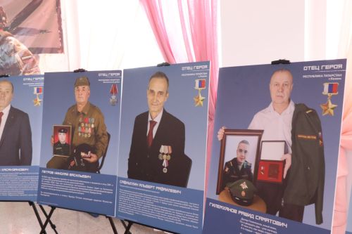 В Нурлате открылась фотовыставка «Отец Героя»