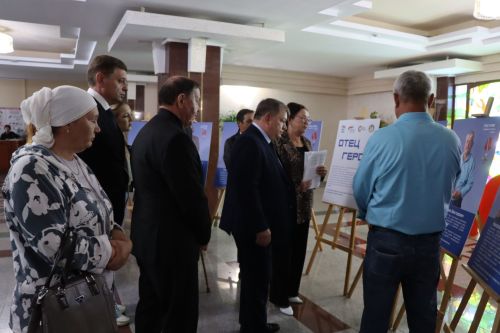 В Нурлате открылась фотовыставка «Отец Героя»