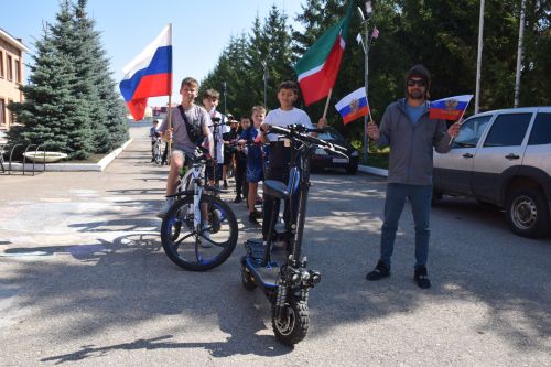 Юные спортсмены «Ледка» отметили День Государственного флага велопробегом