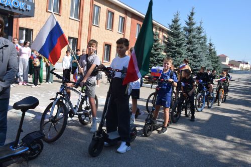 Юные спортсмены «Ледка» отметили День Государственного флага велопробегом