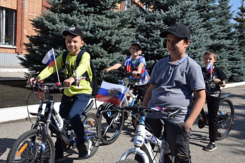 Юные спортсмены «Ледка» отметили День Государственного флага велопробегом