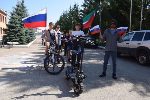 Юные спортсмены «Ледка» отметили День Государственного флага велопробегом
