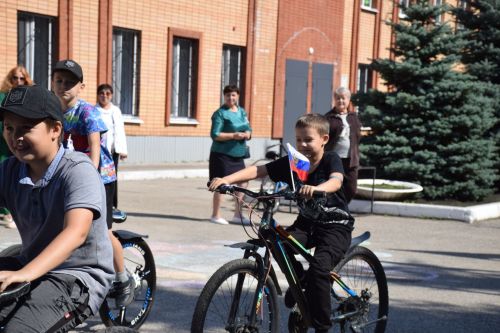 Юные спортсмены «Ледка» отметили День Государственного флага велопробегом