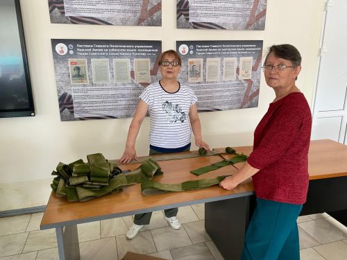 Серебряные волонтеры Нурлата делают заготовки для плетения маскировочных сетей