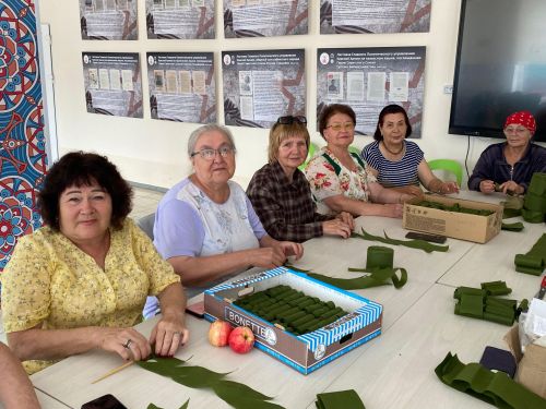 Серебряные волонтеры Нурлата делают заготовки для плетения маскировочных сетей
