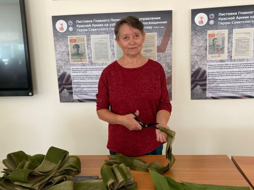 Серебряные волонтеры Нурлата делают заготовки для плетения маскировочных сетей