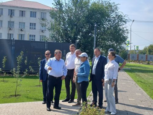 В сквере Нефтяников микрорайона Яшьлек завершаются работы по благоустройству