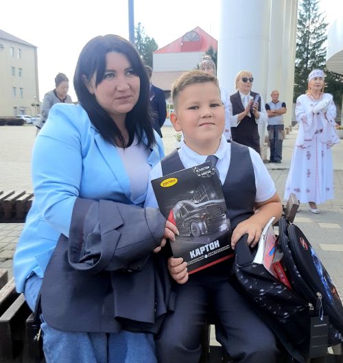 В рамках акции «Помоги собраться в школу» ученику нурлатской школы №1 вручили новый портфель