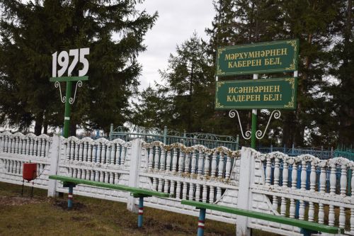 Жители поселка Октябрина показали пример ухода за кладбищем